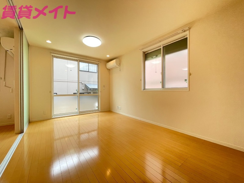 居室・リビング　別部屋反転写真です