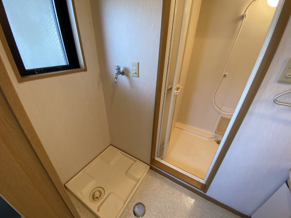 その他設備　温水洗浄便座付き、上部に棚もあります