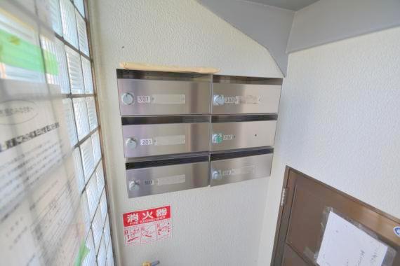 ロビー　ロビーにある各部屋毎のメールボックス。