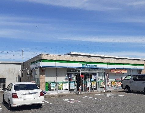コンビニ　ファミリーマート（コンビニ）まで650m