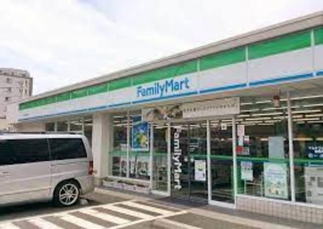コンビニ　ファミリーマート秀栄多摩落合店（コンビニ）まで735m