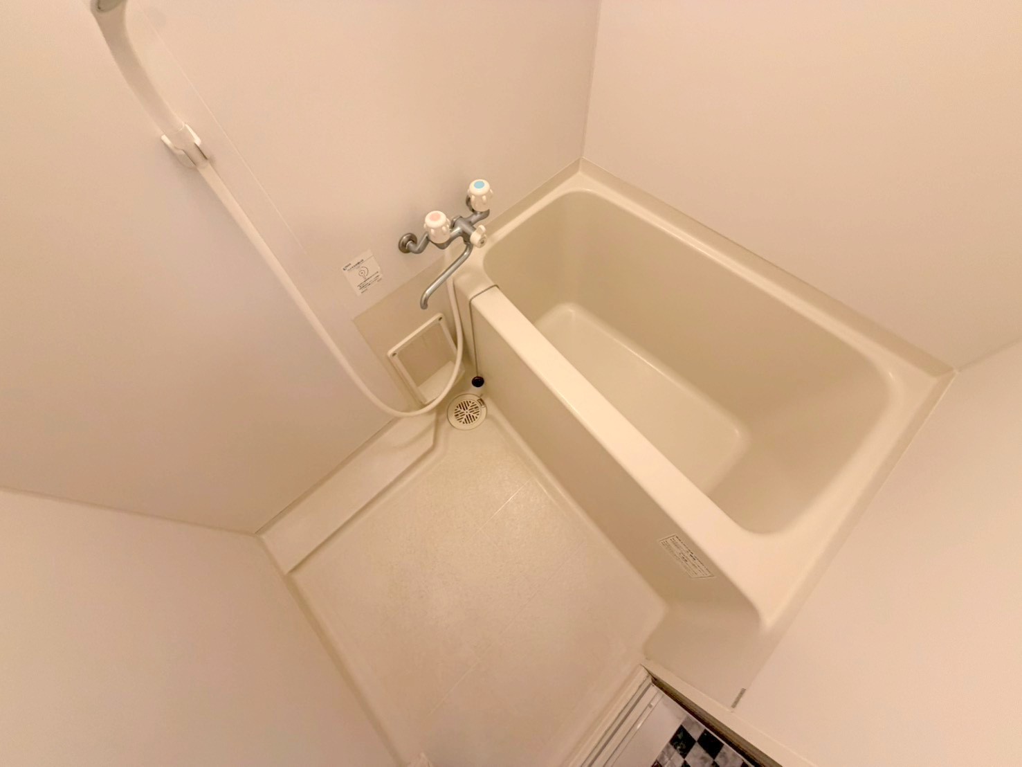 バス・シャワールーム　広めのお風呂は一日の疲れを癒してくれます。