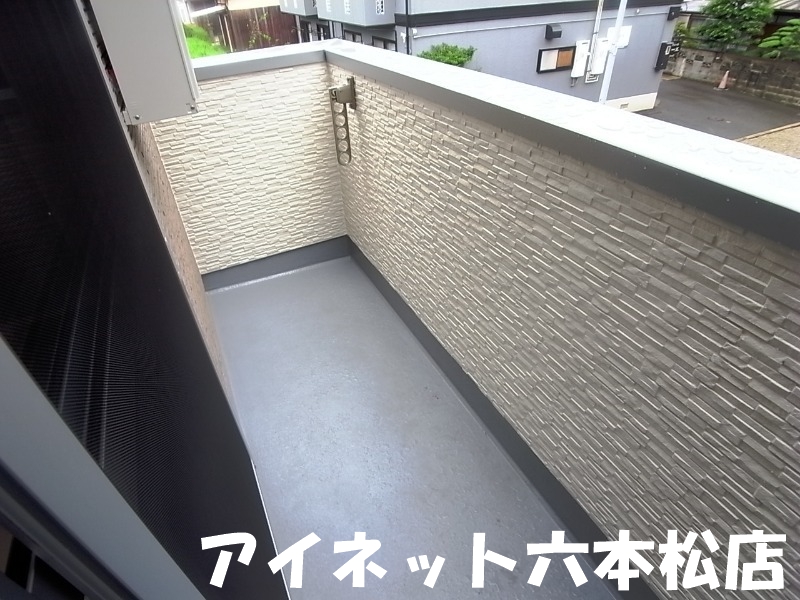バルコニー　天気の良い日の洗濯物はこちらで