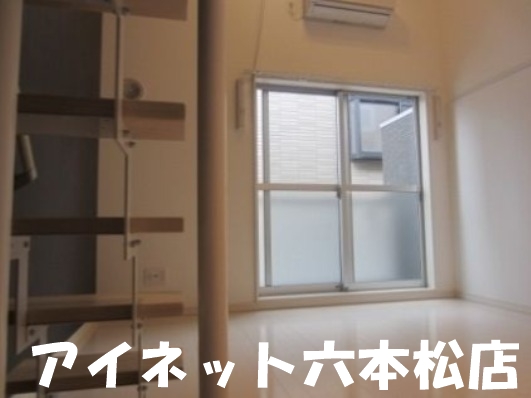 居室・リビング　家具の配置に困らないリビングですね