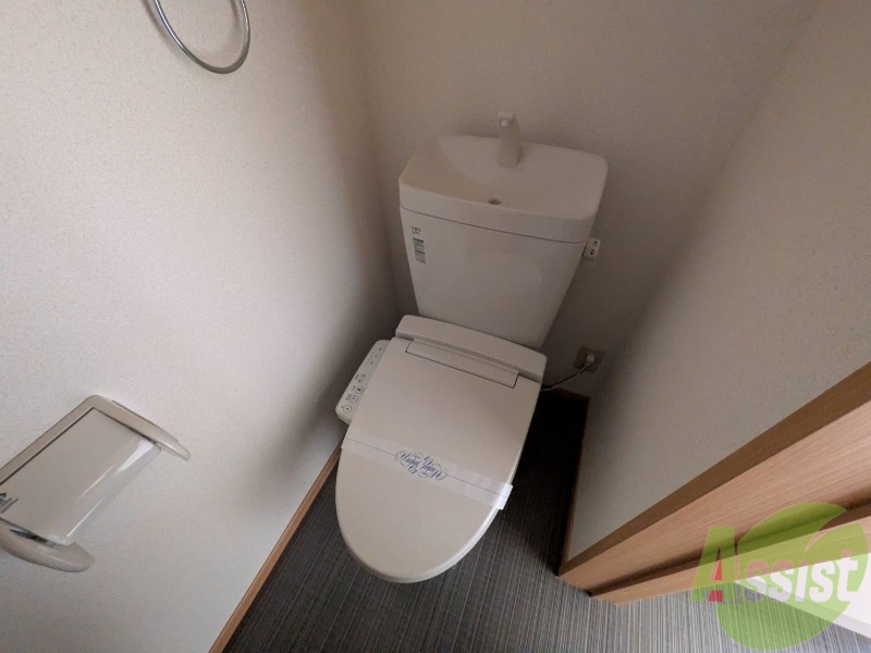 トイレ　温水洗浄付きの便座です。便利で使い勝手がいいですね。