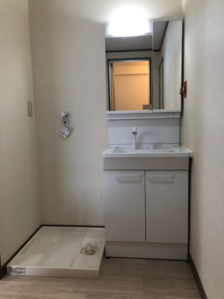 洗面設備　2面鏡付きのシャンプードレッサーです。