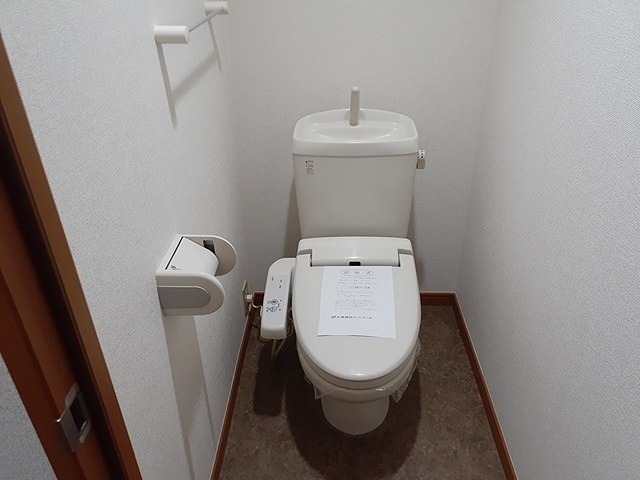 トイレ　温水洗浄便座です。