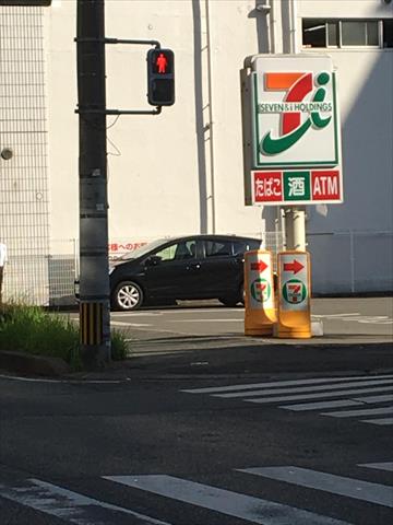 コンビニ　セブンイレブン（コンビニ）まで323m