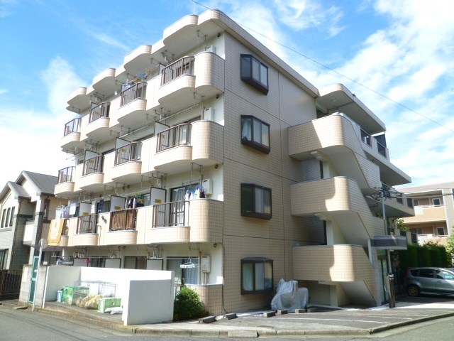 建物外観　南東向き１階角部屋2面採光で陽当り風通し良好です♪