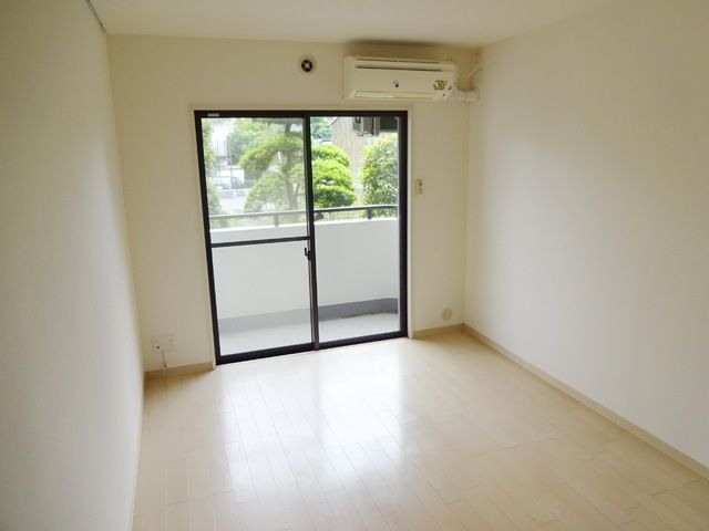 居室・リビング　※別部屋参考写真です