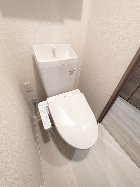 トイレ　温水洗浄便座付きで快適です！