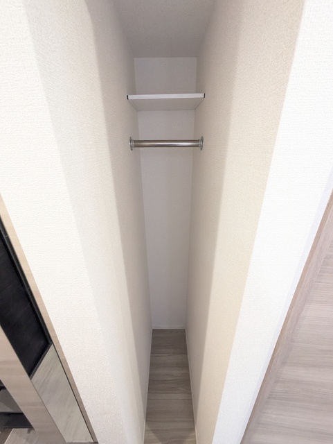玄関　玄関横にコートがかけられる収納があります（建築中）