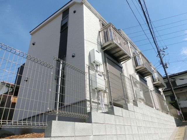 建物外観　２０１５年９月竣工のアパート。