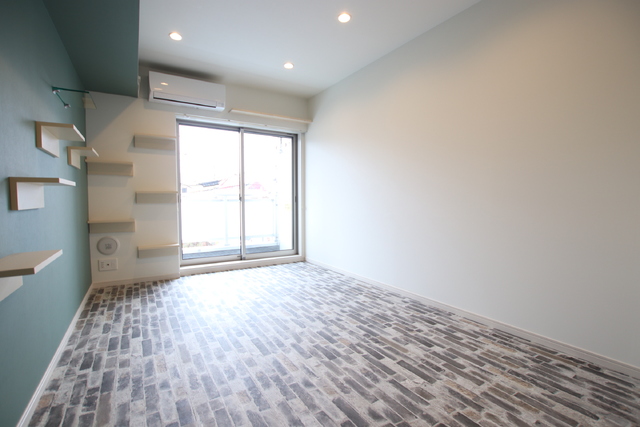 居室・リビング　壁紙が床材などおしゃれな内装です♪