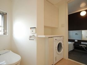トイレ　写真は同タイプ住居です。洗濯乾燥機撤去済み