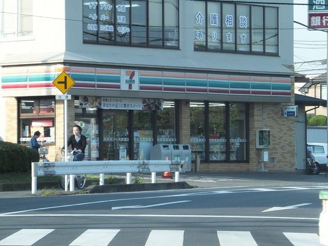 コンビニ　セブンイレブン（コンビニ）まで136m