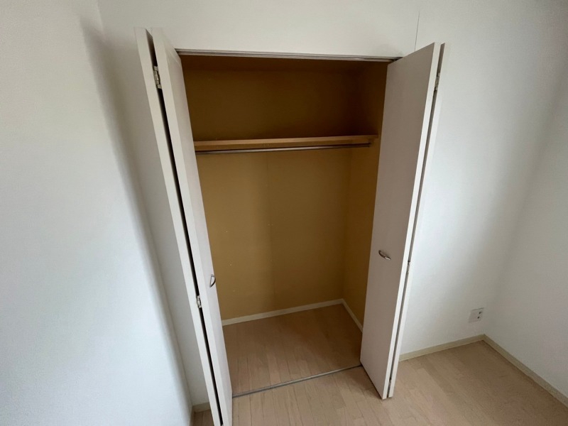 収納　クローゼットを開けてみました。奥行きがありますね。