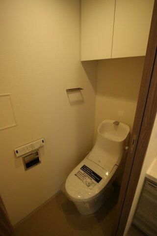 トイレ　落ち着いた色調のトイレです