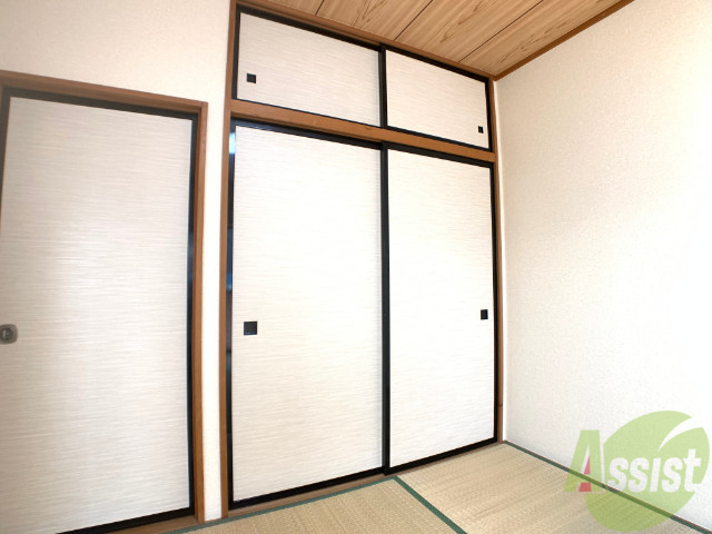 収納　収納はこちらの押入をお使いください。上にも収納がありますね。