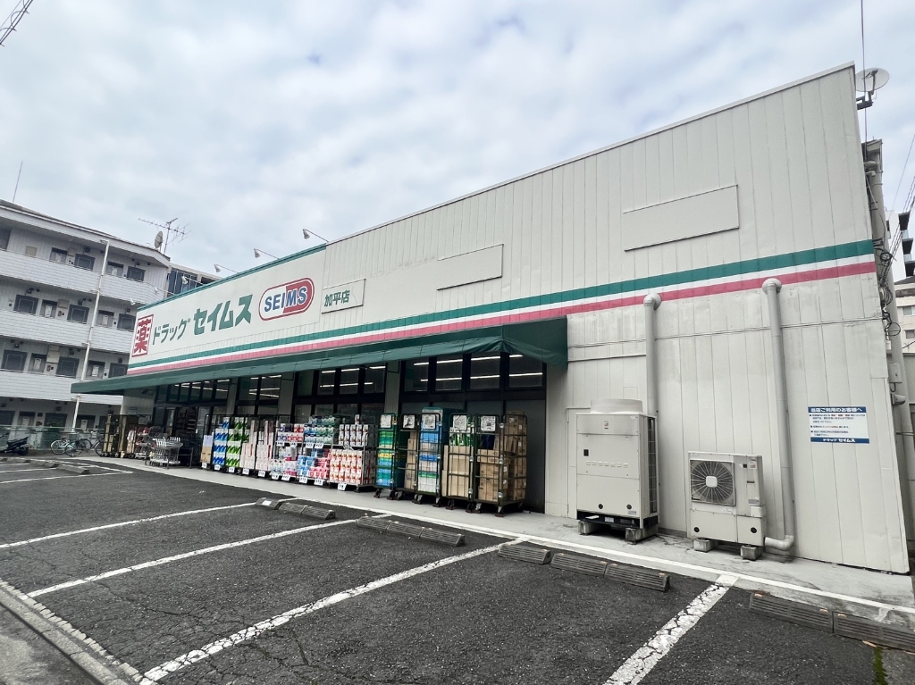 ドラックストア　ドラッグセイムス加平店（ドラッグストア）まで375m