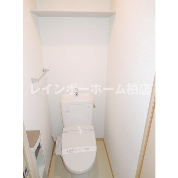トイレ　落ち着いた色調のトイレです