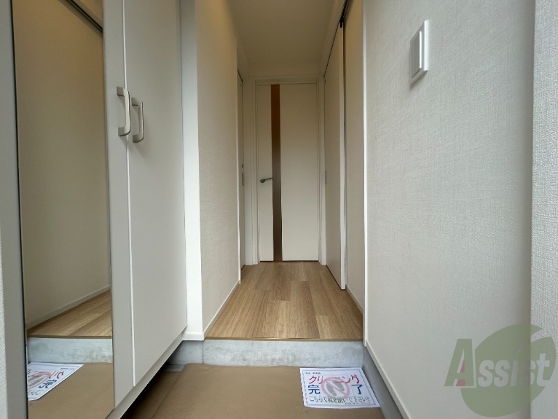 玄関　玄関から撮影しました。明るい印象ですね。