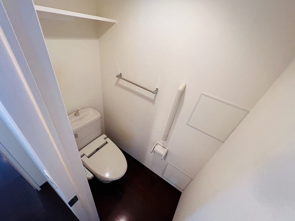 トイレ　落ち着いた色調のトイレです