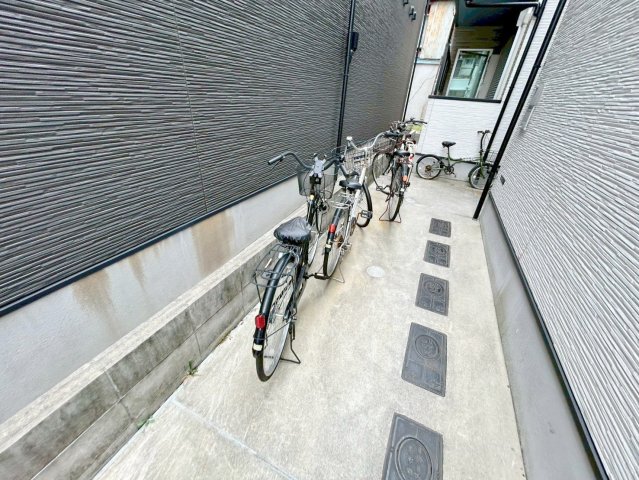 駐車場　敷地内には入居者専用の駐輪スペースもあります。