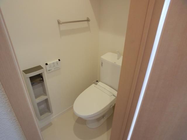 トイレ　落ち着いた色調のトイレです