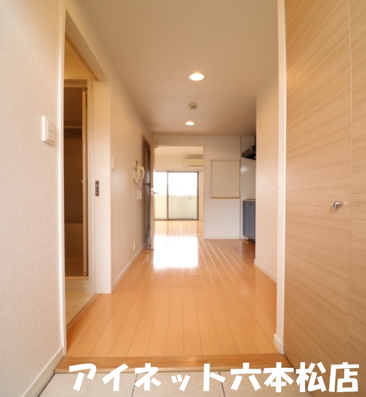 玄関　お部屋はここから