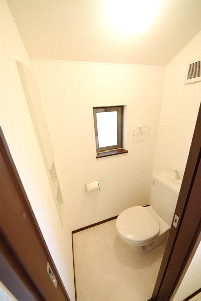 トイレ　★トイレに窓あり★