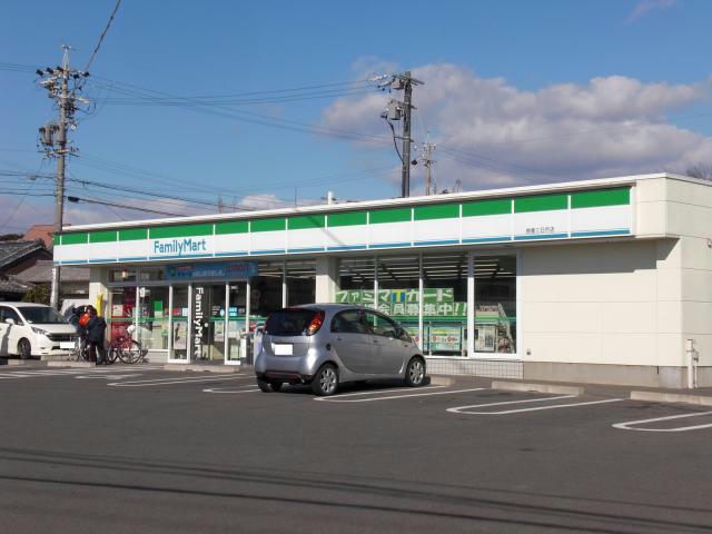 コンビニ　ファミリーマート鈴鹿三日市店（コンビニ）まで314m