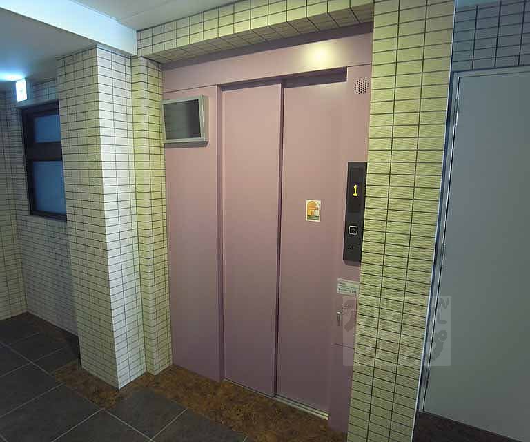 その他　モニター付きエレベーター