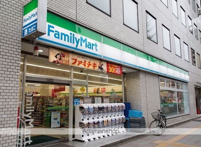 コンビニ　ファミリーマート（コンビニ）まで586m