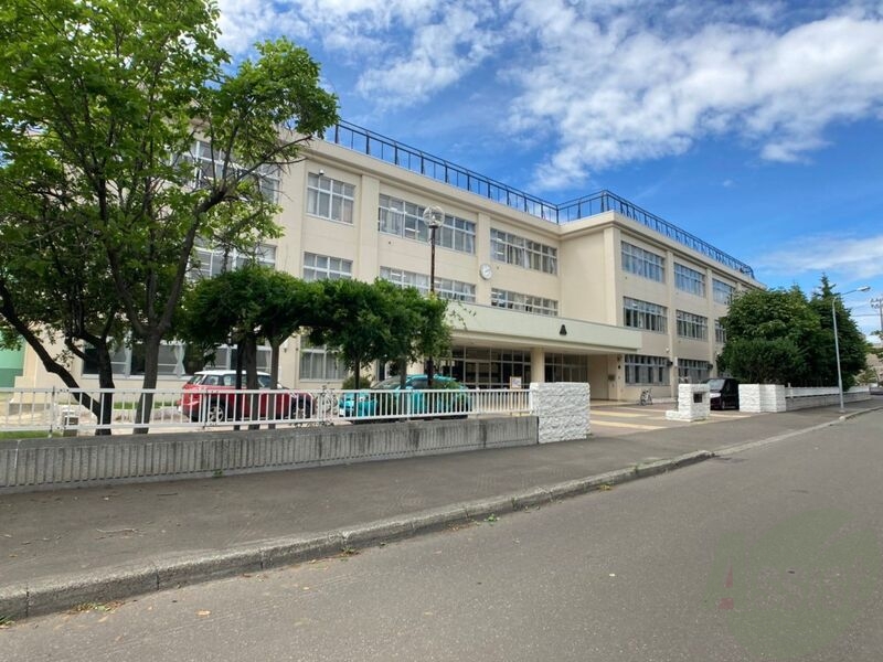 中学校　札幌市立新川西中学校（中学校）まで2222m