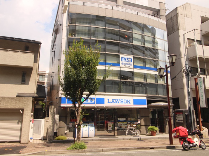 コンビニ　ローソン（コンビニ）まで700m