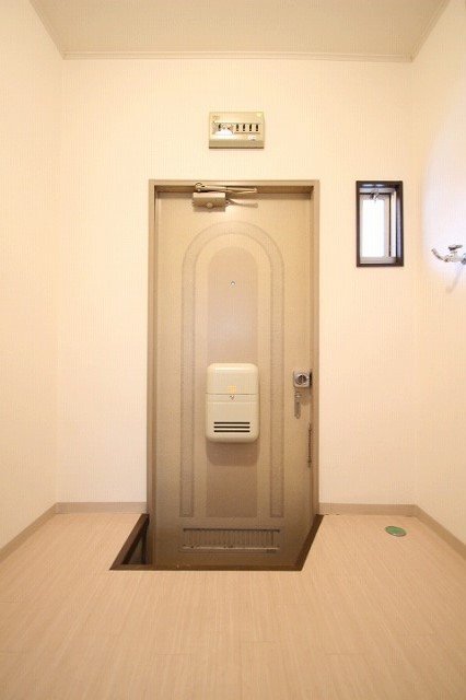 玄関　同物件、別号室のものです。