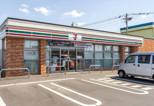 コンビニ　セブンイレブン千歳新富店（コンビニ）まで123m