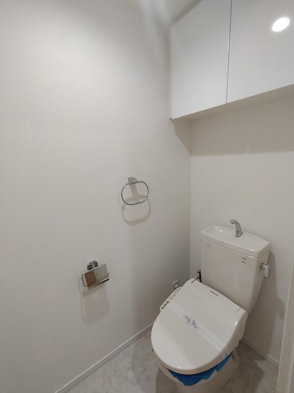 トイレ　トイレットペーパが隠せる棚があります