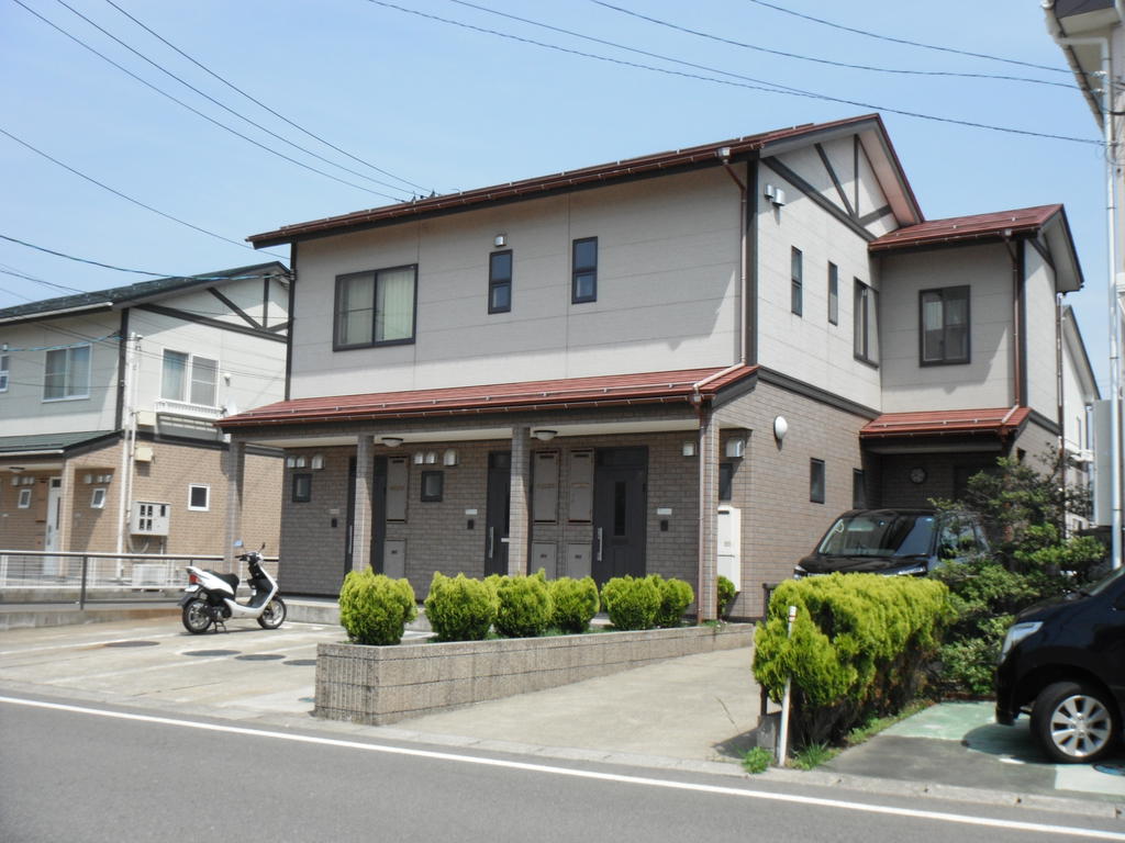 建物外観　道路も広く車の出し入れも楽々♪