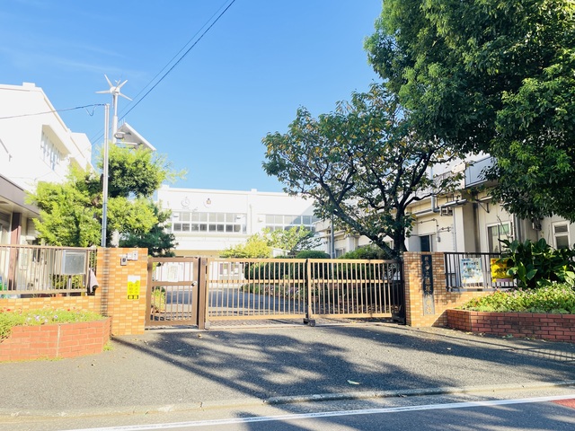 小学校　横浜市立藤塚小学校（小学校）まで472m