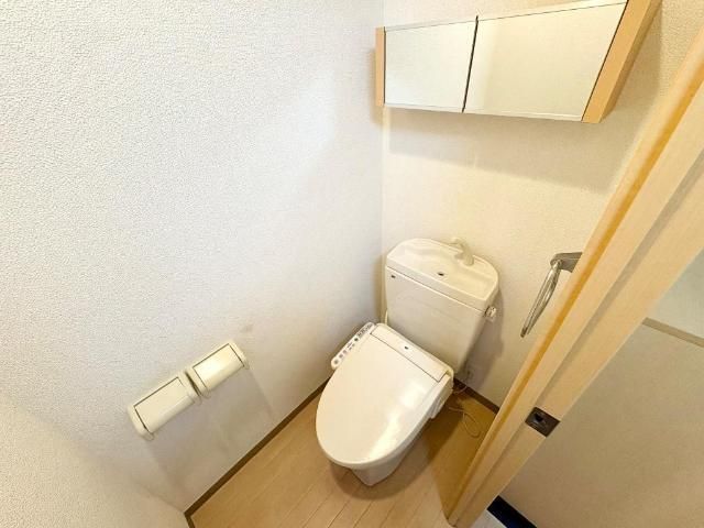 京急本線 上大岡駅 徒歩7分 3階建 築15年のトイレ写真