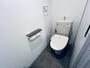 トイレ　嬉しい温水洗浄便座付きのトイレです。