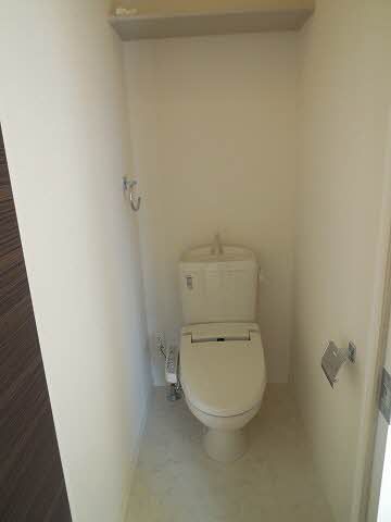 登米市 2階建 築14年のトイレ写真