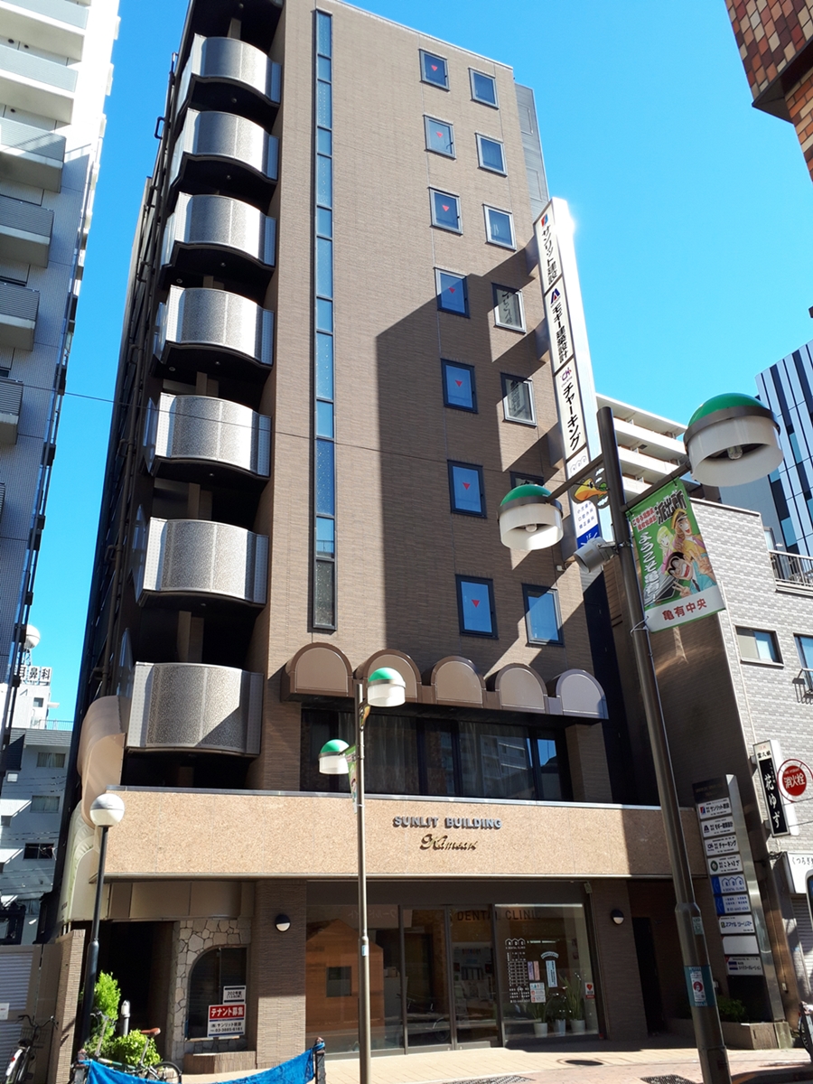 建物外観　1-2Fはテナント。エレベーターはマンション入居者様専用です