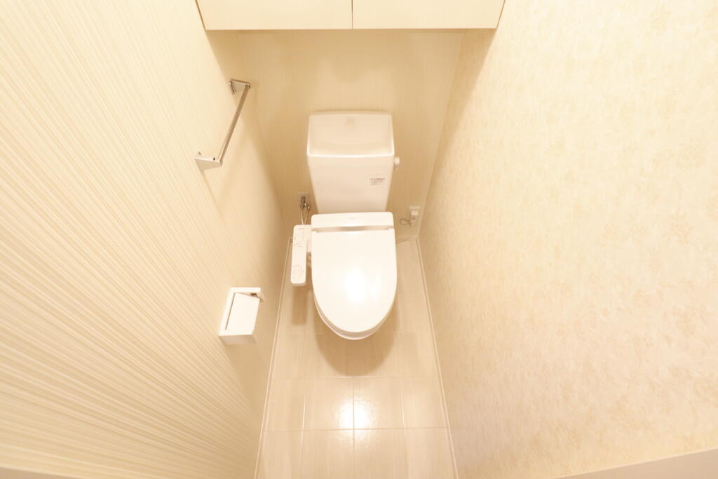 トイレ　温水洗浄暖房便座付きのトイレです♪