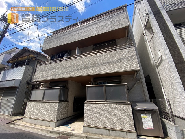 建物外観　重厚感漂うカラーリング。。築浅マンションです