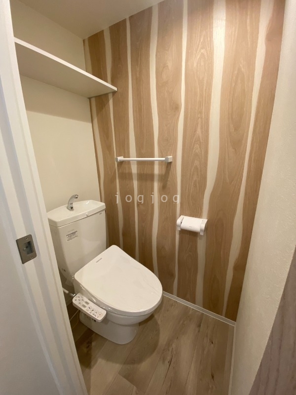 トイレ　嬉しい温水洗浄便座付きのトイレです。