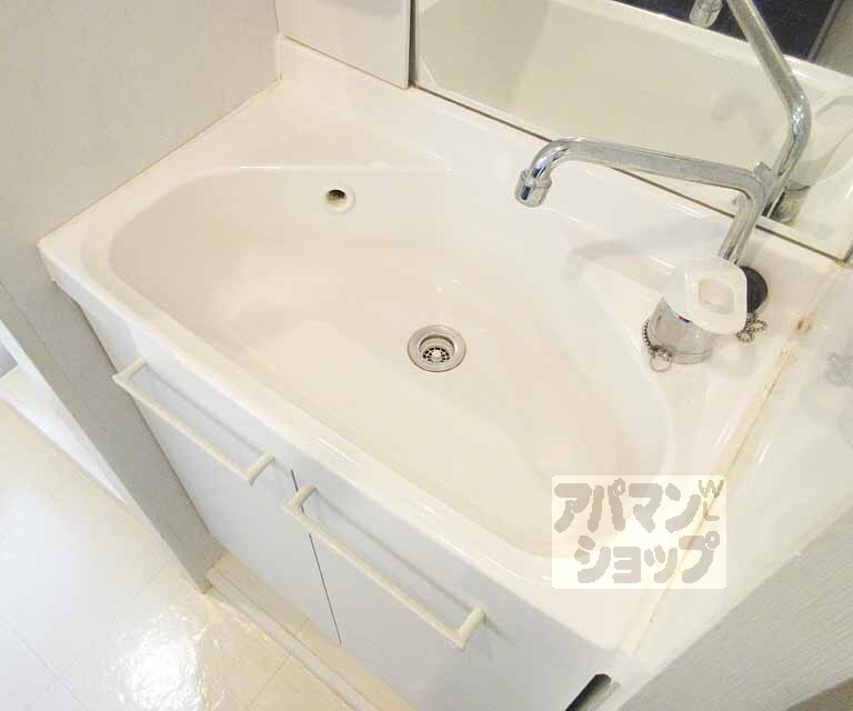 洗面設備　使いやすいサイズの洗面台です