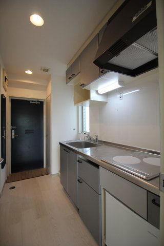 キッチン　同物件・別部屋画像【左右反転】
